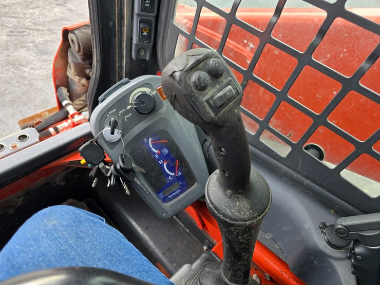 2019-kubota-ssv75-image-54