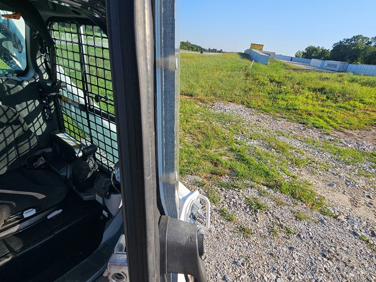 2022-bobcat-t770-image-32