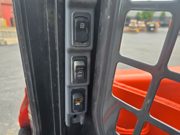 2019-kubota-ssv75-image-61