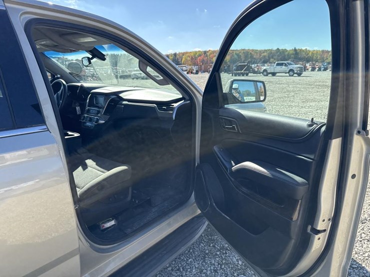 2015-chevrolet-tahoe-image-35