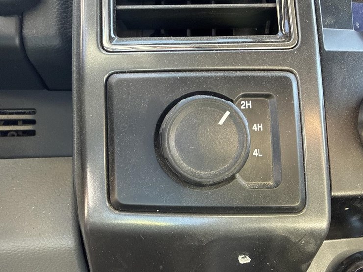 2020-ford-f150-xlt-image-40