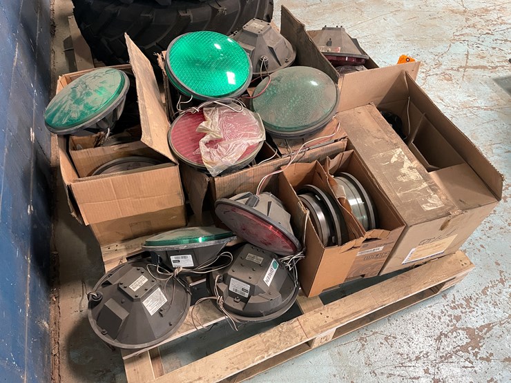 #7229-•-dialight-traffic-light-signals-image-3