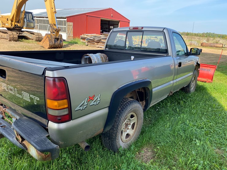 #1604-•-2000-chevy-silverado-1500-regular-cab-4x4-plow-truck-(no-title)-image-8