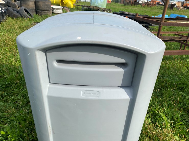 #1657-•-rubbermaid-trash-bin-image-5