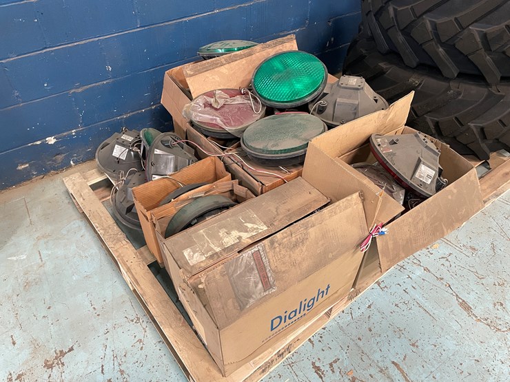 #7229-•-dialight-traffic-light-signals-image-2