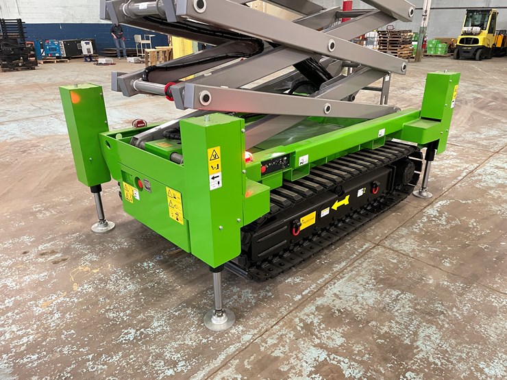 #5551-•-fronteq-fs6332tl-track-drive-scissor-lift-with-outriggers-image-53