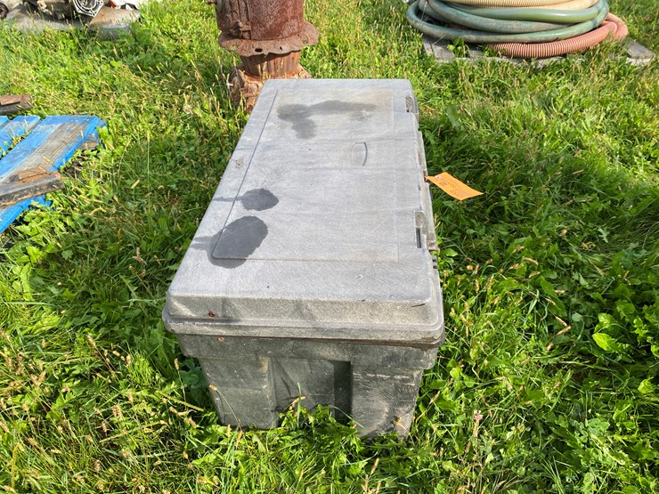 #1659-•-rubbermaid-poly-storage-tote-image-10