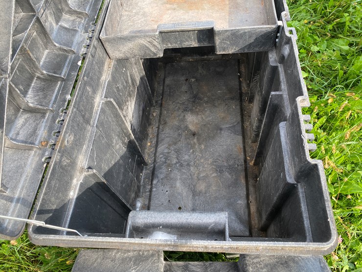 #1659-•-rubbermaid-poly-storage-tote-image-8