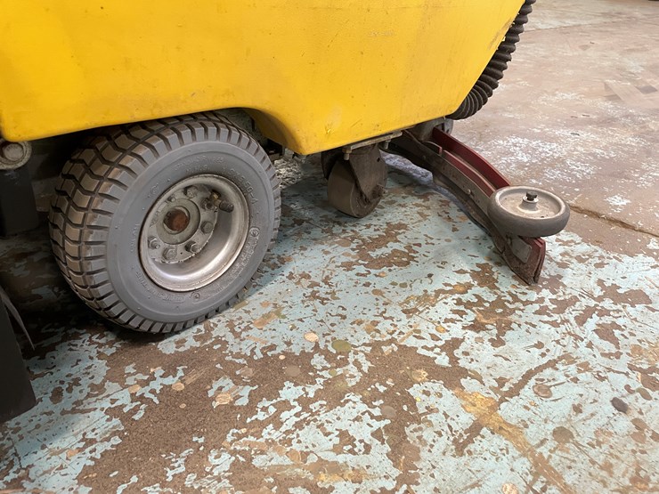 #5567-•-tomcat-2600-electric-floor-scrubber-image-12