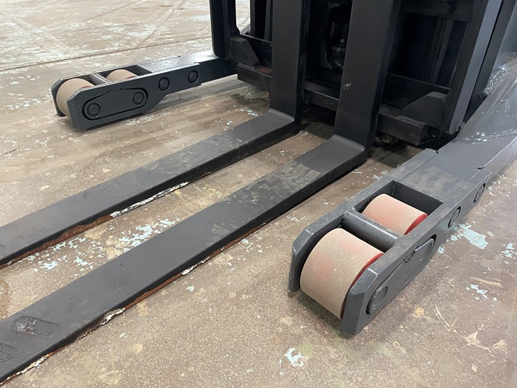 #5566-•-toyota-7bru18-ride-on-electric-reach-forklift-image-12