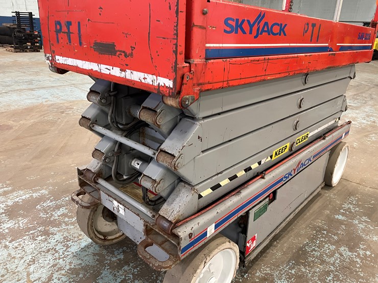 #5553-•-skyjack-sj226-scissor-lift-image-10