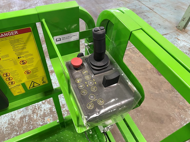 #5551-•-fronteq-fs6332tl-track-drive-scissor-lift-with-outriggers-image-37