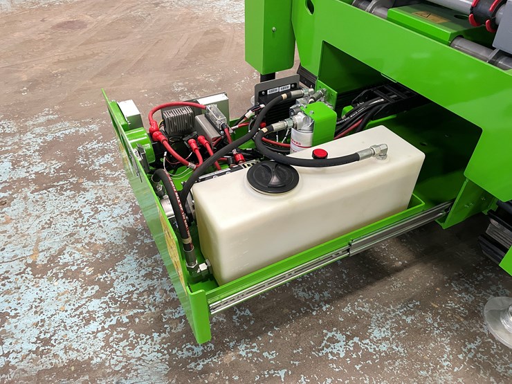 #5551-•-fronteq-fs6332tl-track-drive-scissor-lift-with-outriggers-image-13