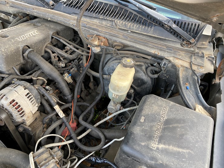 #1604-•-2000-chevy-silverado-1500-regular-cab-4x4-plow-truck-(no-title)-image-31