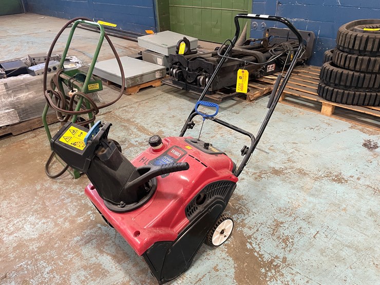 #7238-•-toro-power-clear-snowblower-image-1