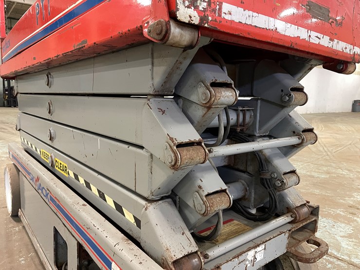 #5553-•-skyjack-sj226-scissor-lift-image-34