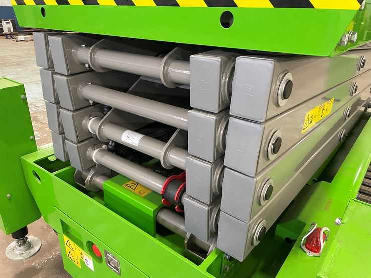 #5551-•-fronteq-fs6332tl-track-drive-scissor-lift-with-outriggers-image-12