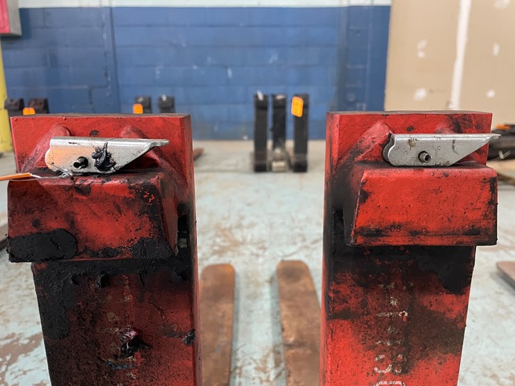 #7207-•-36"-x-4"-forklift-pallet-forks-image-7