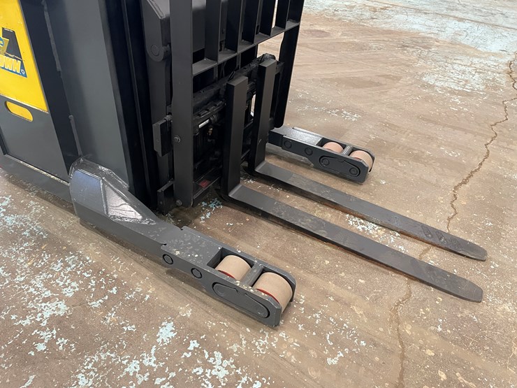 #5566-•-toyota-7bru18-ride-on-electric-reach-forklift-image-28