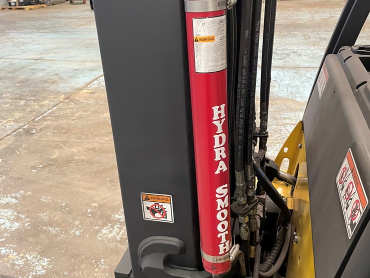 #5559-•-2017-yale-glc070-lp-forklift-image-15