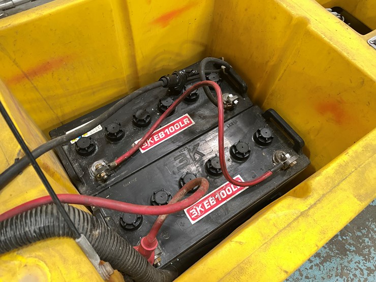 #5567-•-tomcat-2600-electric-floor-scrubber-image-26