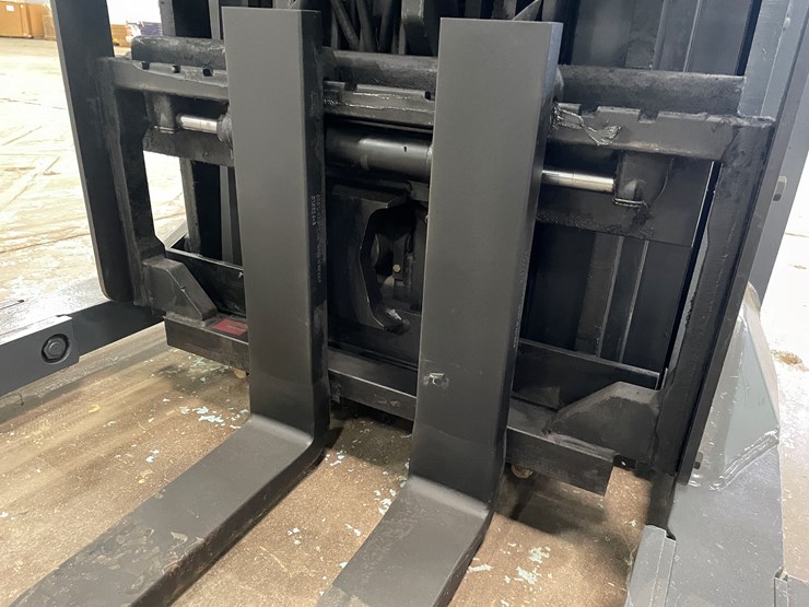 #5566-•-toyota-7bru18-ride-on-electric-reach-forklift-image-14