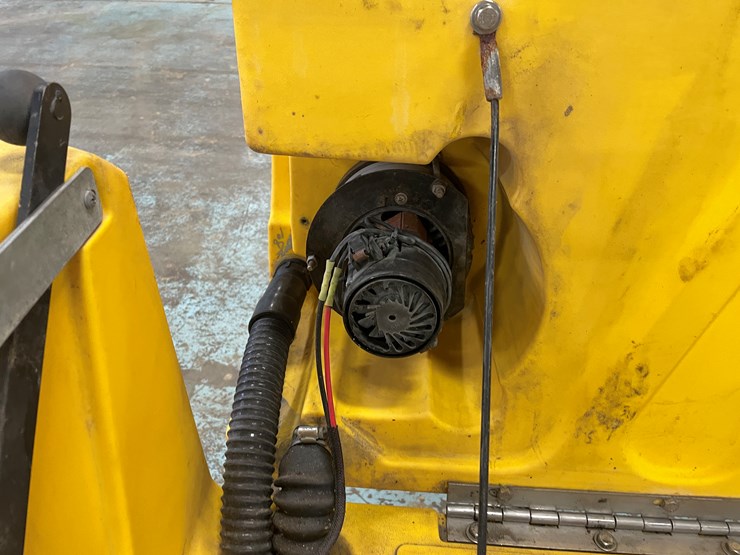 #5567-•-tomcat-2600-electric-floor-scrubber-image-25