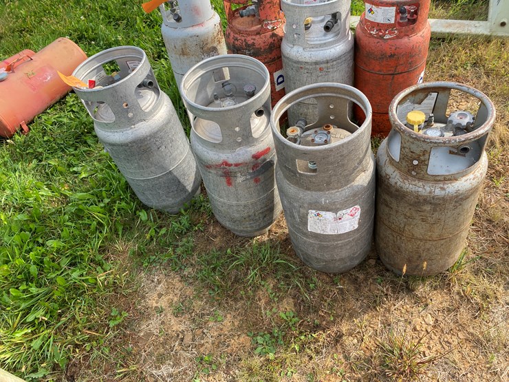 #1676-•-(4)-forklift-lp-tanks-image-1