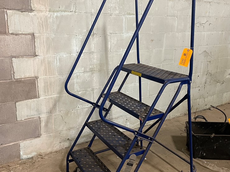 #7249-•-louisville-steel-4-step-warehouse-ladder-image-1