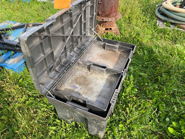 #1659-•-rubbermaid-poly-storage-tote-image-6