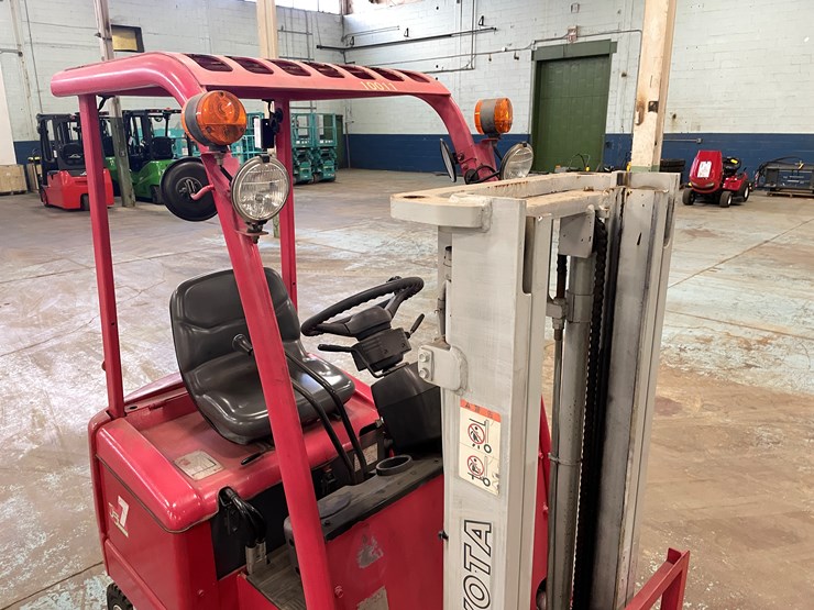 #5568-•-toyota-7-runner-1,500-lbs.-electric-forklift-image-30