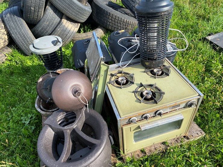 #1648-•-large-assortment-of-yard-items-image-4