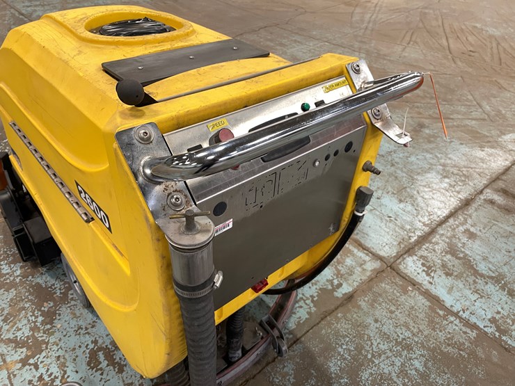 #5567-•-tomcat-2600-electric-floor-scrubber-image-15