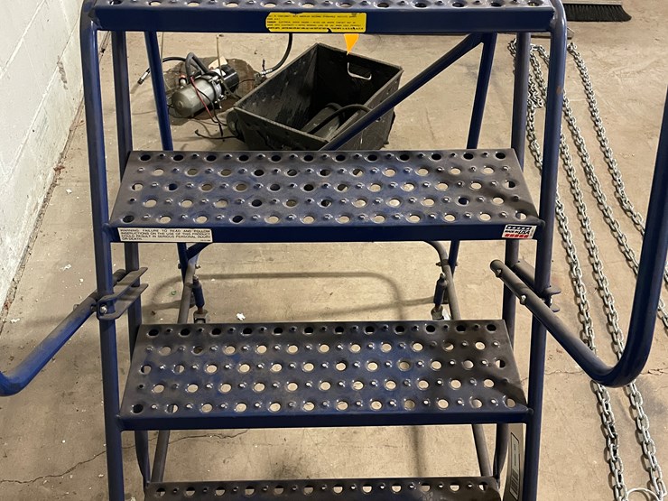 #7249-•-louisville-steel-4-step-warehouse-ladder-image-7