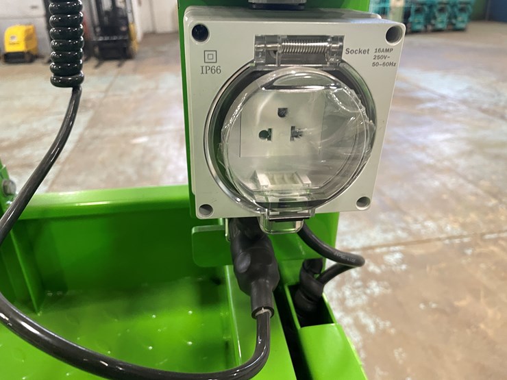 #5551-•-fronteq-fs6332tl-track-drive-scissor-lift-with-outriggers-image-36