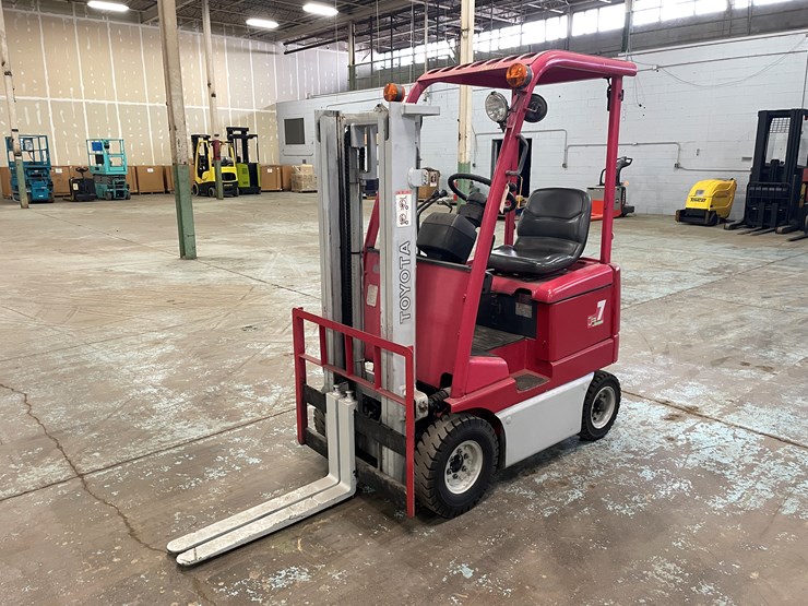#5568-•-toyota-7-runner-1,500-lbs.-electric-forklift-image-1