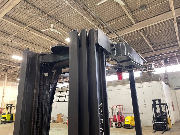 #5566-•-toyota-7bru18-ride-on-electric-reach-forklift-image-16