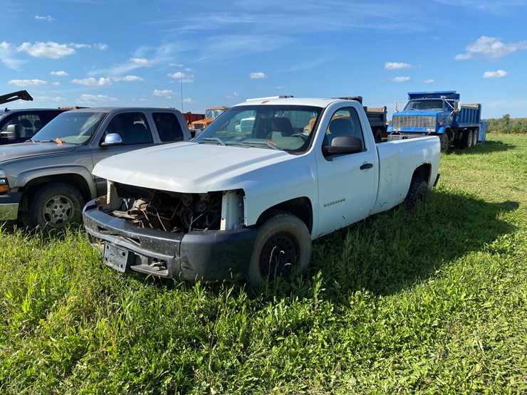 #1598-•-2010-chevy-silverado-1500-regular-cab-pickup-truck-(no-title)-image-1