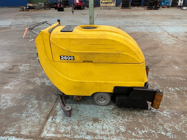 #5567-•-tomcat-2600-electric-floor-scrubber-image-4