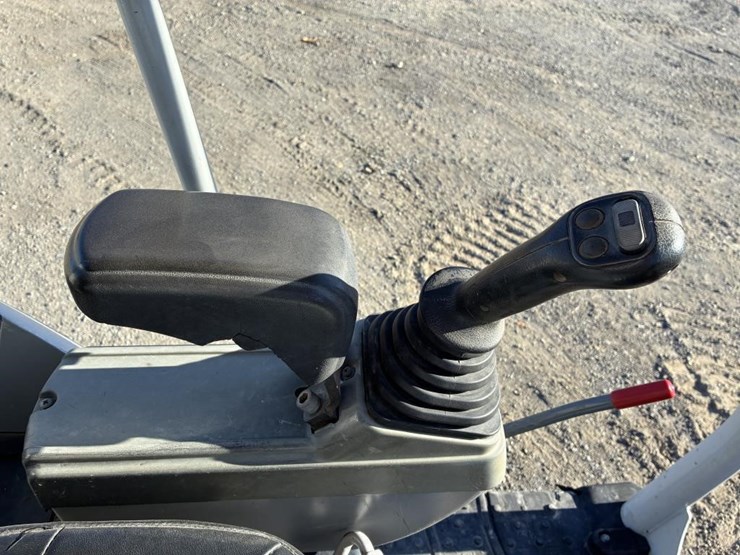 2022-takeuchi-tb230-image-22