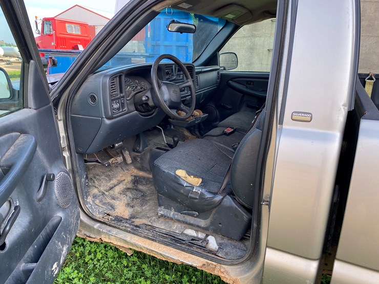 #1604-•-2000-chevy-silverado-1500-regular-cab-4x4-plow-truck-(no-title)-image-20