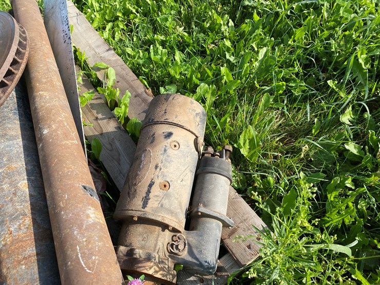 #1636-•-pallet-of-truck-parts-image-11