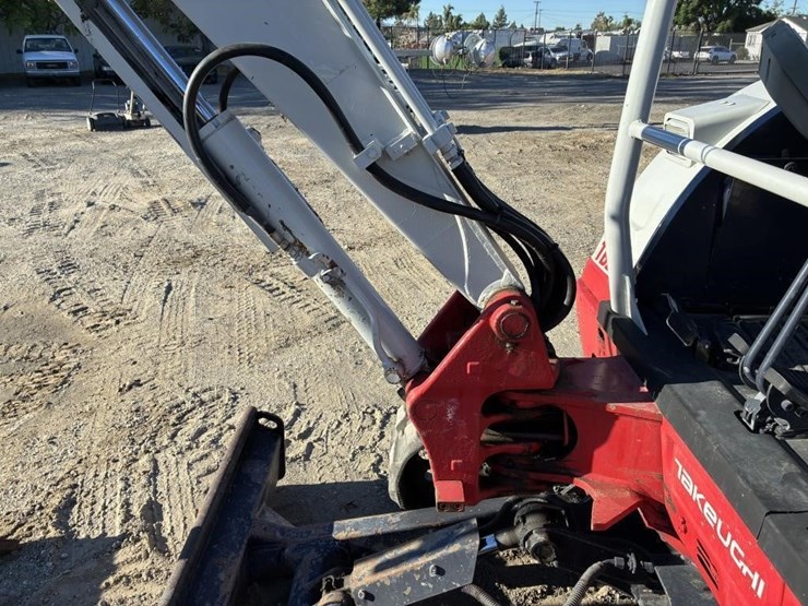 2022-takeuchi-tb230-image-11