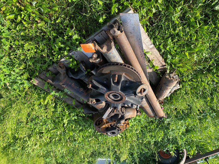 #1636-•-pallet-of-truck-parts-image-1