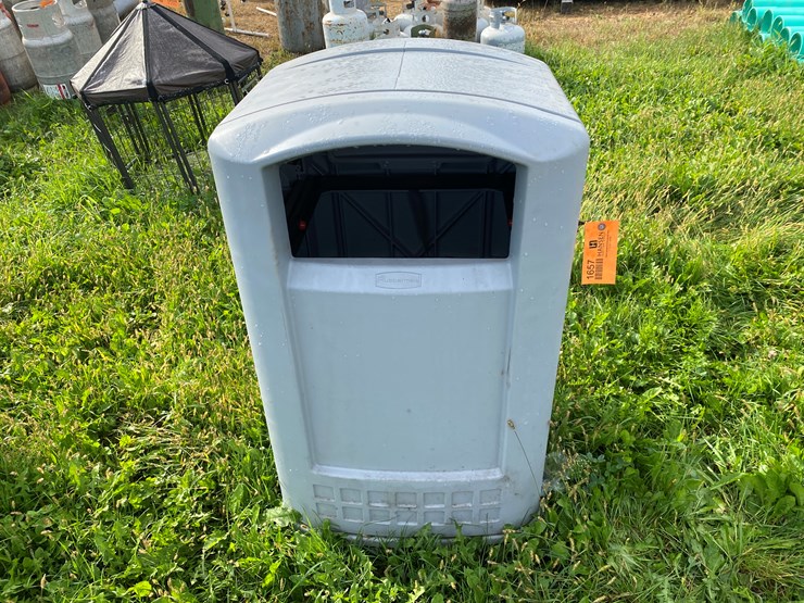 #1657-•-rubbermaid-trash-bin-image-2