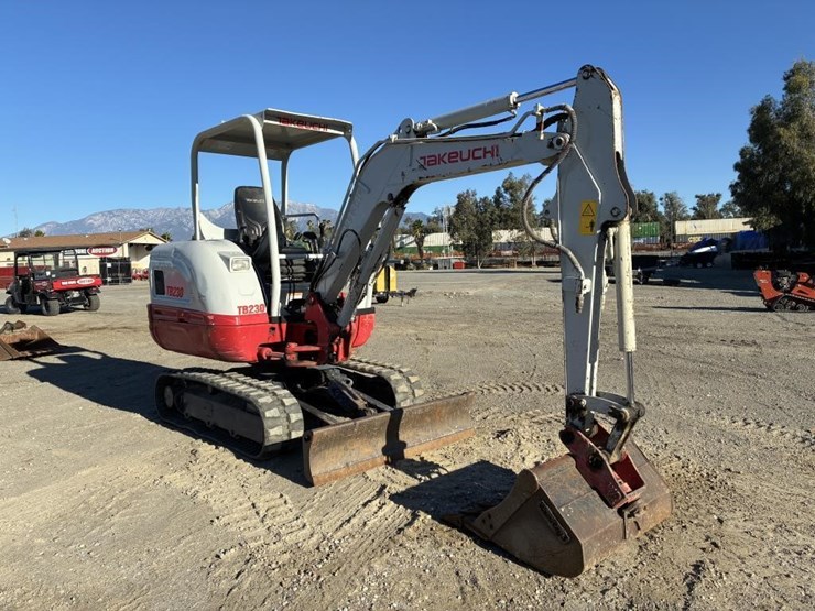 2022-takeuchi-tb230-image-2