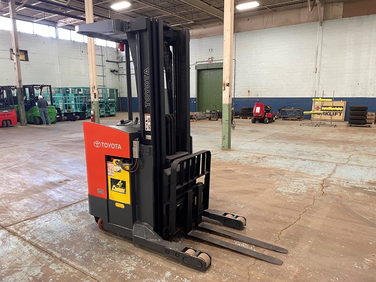 #5566-•-toyota-7bru18-ride-on-electric-reach-forklift-image-3