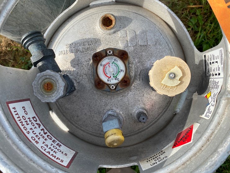 #1676-•-(4)-forklift-lp-tanks-image-6