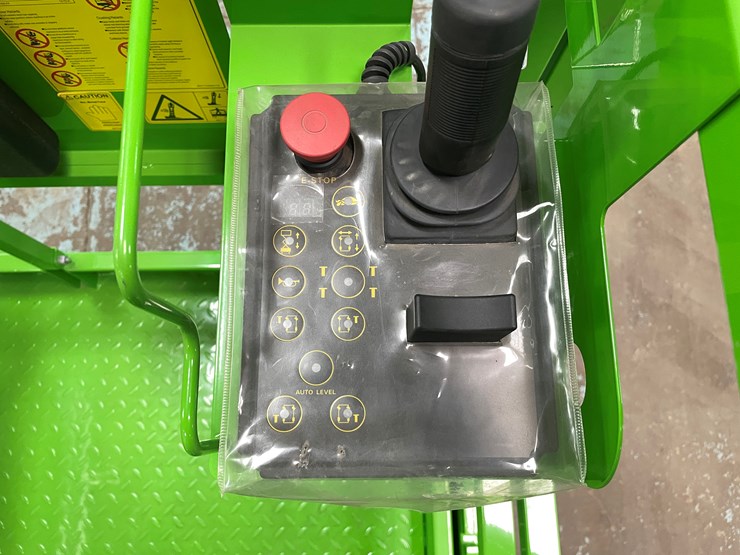 #5551-•-fronteq-fs6332tl-track-drive-scissor-lift-with-outriggers-image-38