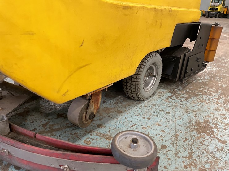 #5567-•-tomcat-2600-electric-floor-scrubber-image-21